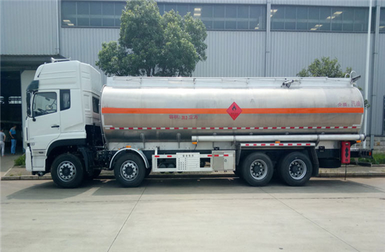 东风天龙运油车