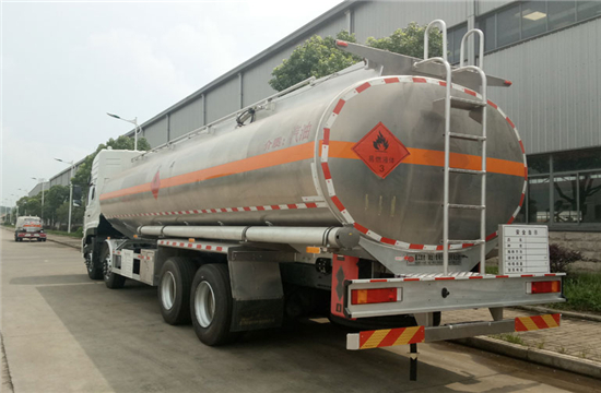 东风天龙运油车