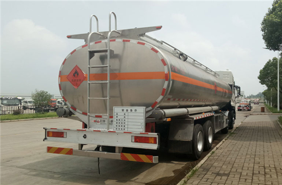 东风天龙运油车