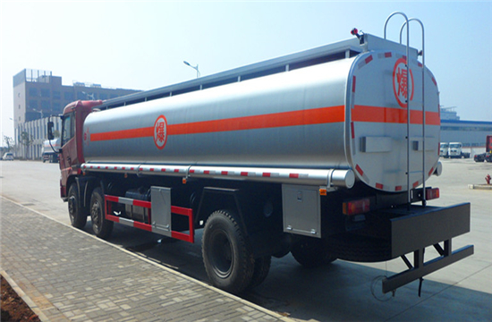 东风天锦小三轴运油车