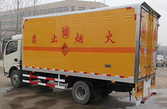 东风多利卡爆破器材运输车
