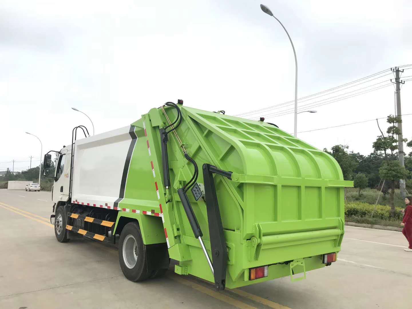 东风柳汽压缩式垃圾车