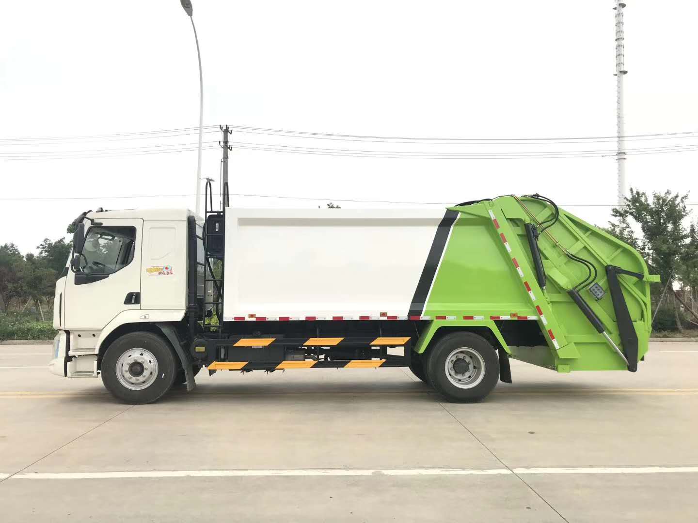 东风柳汽压缩式垃圾车