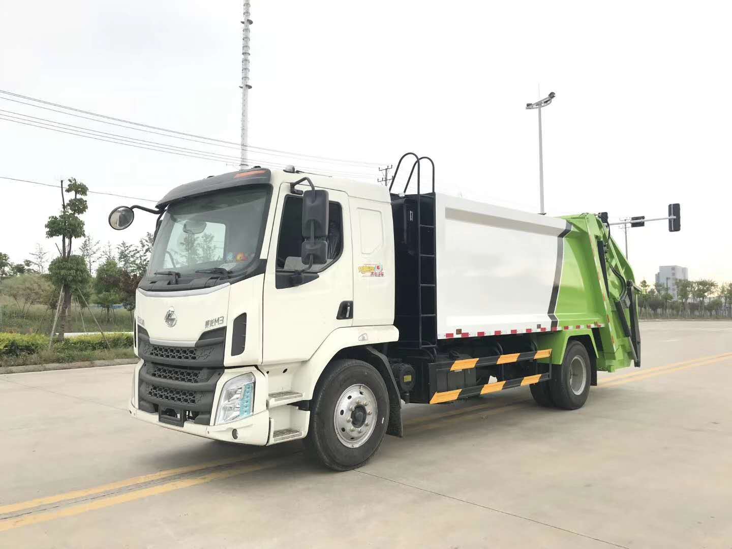 东风柳汽压缩式垃圾车