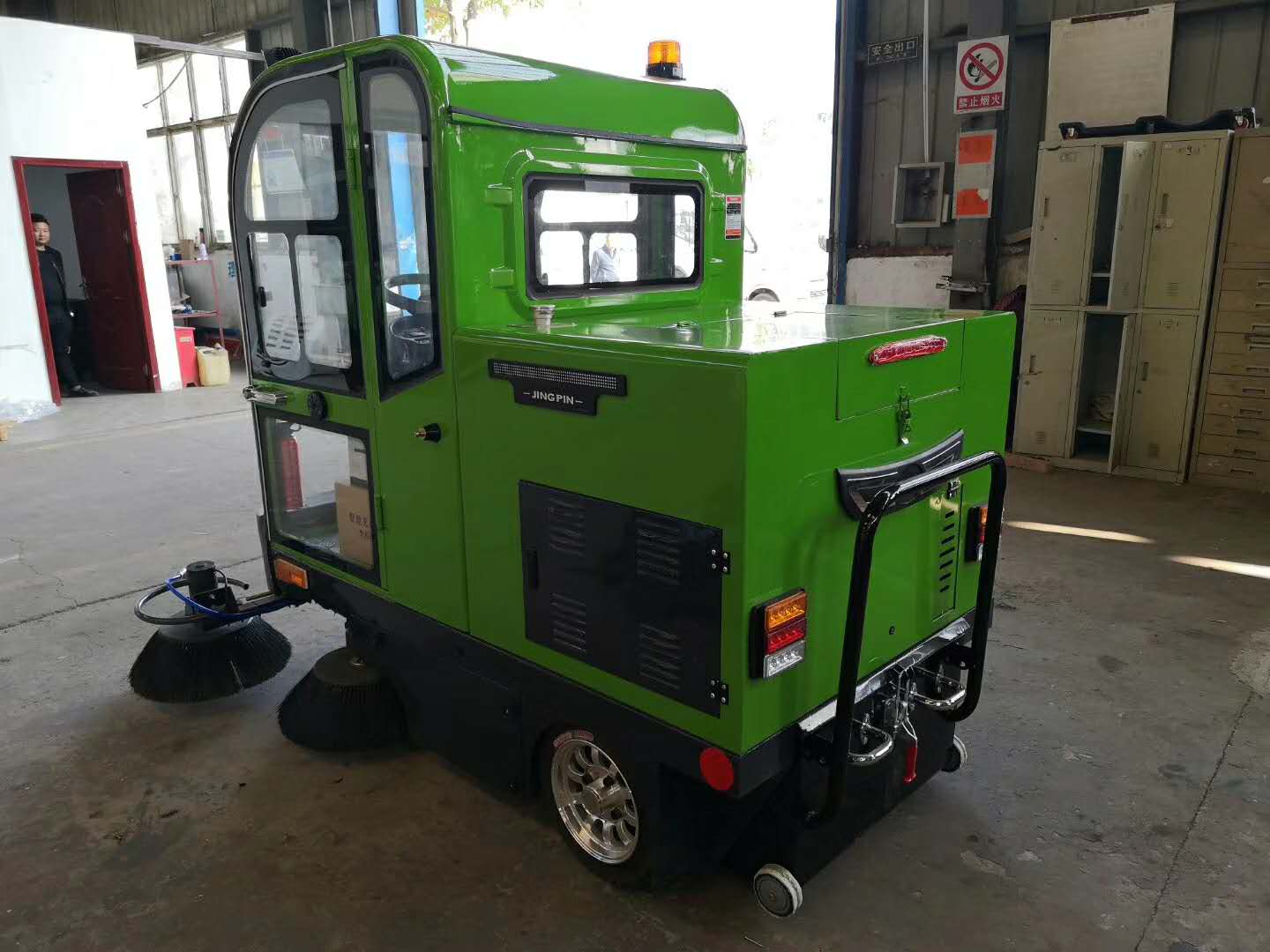 电动扫路车