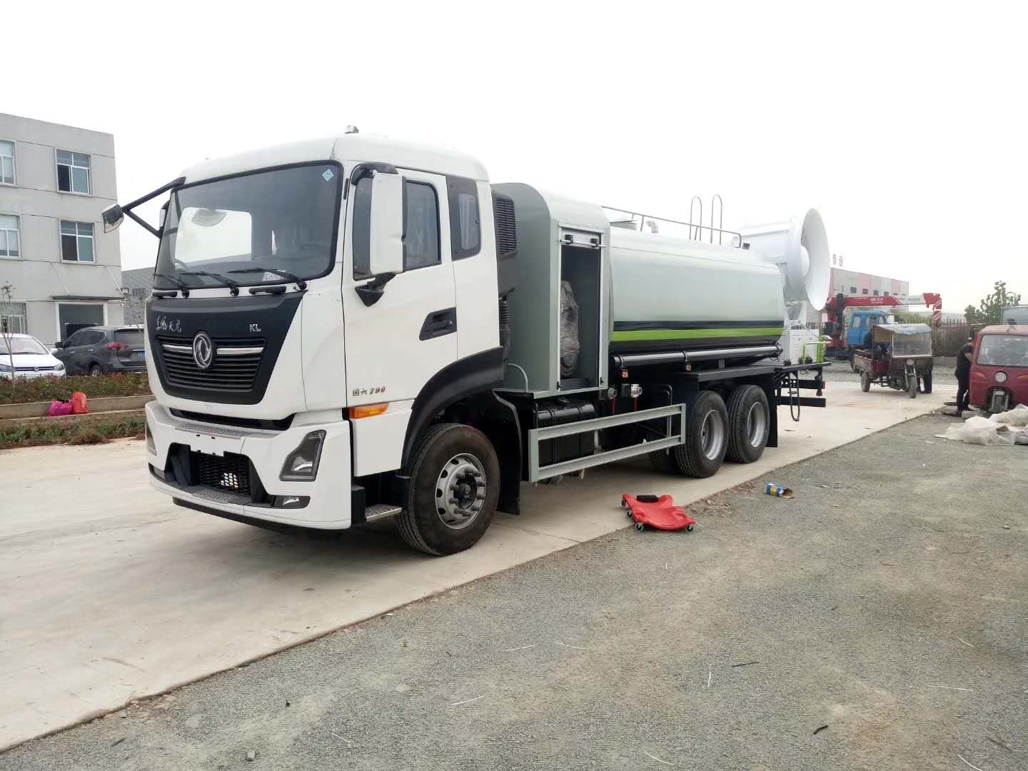 东风天龙KL多功能抑尘车