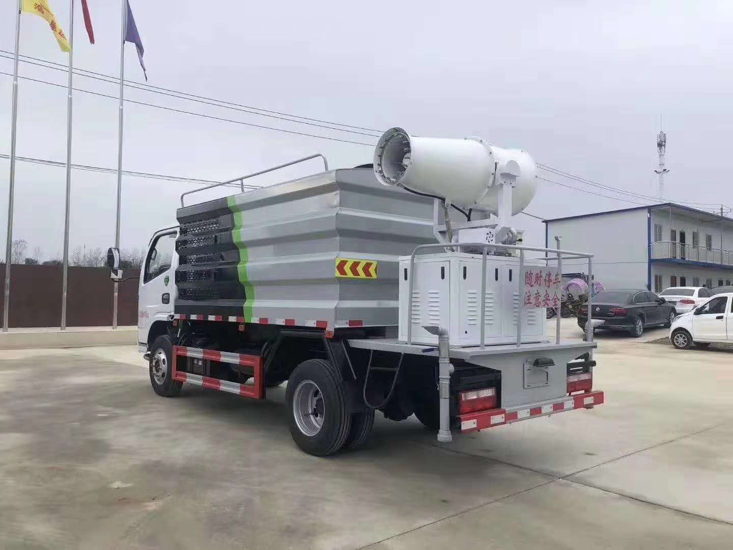 东风小福瑞卡多功能抑尘车