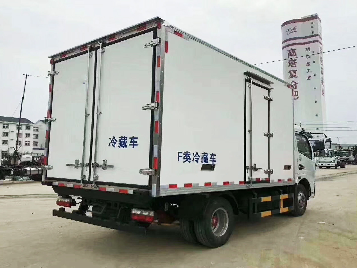 东风凯普特排半冷藏车