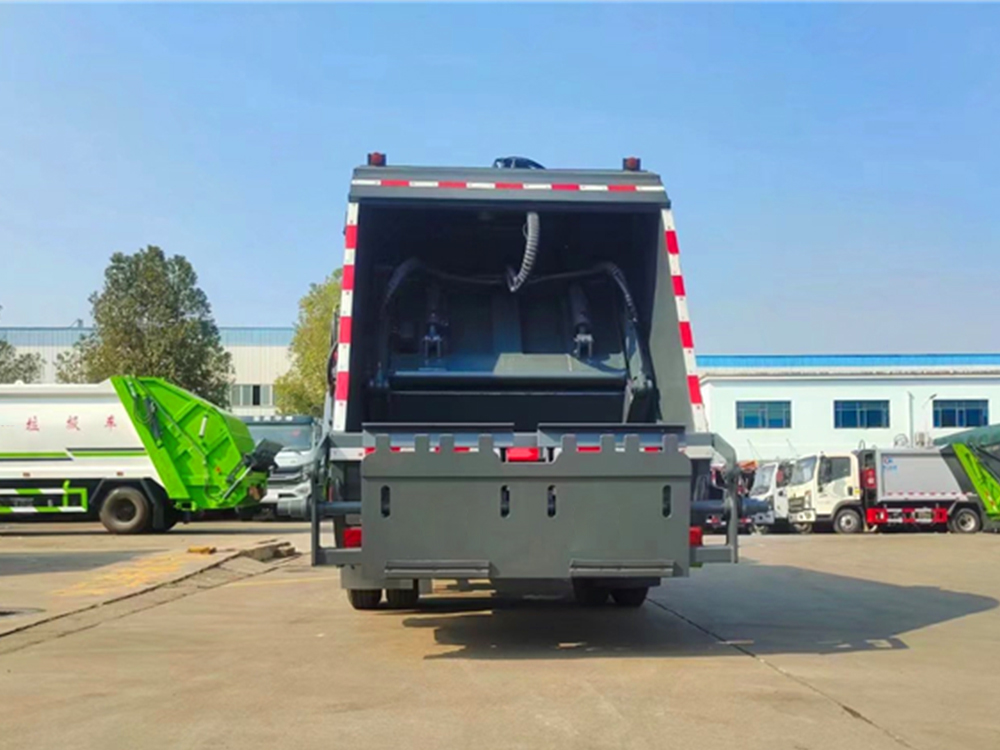 福田6方压缩式垃圾车