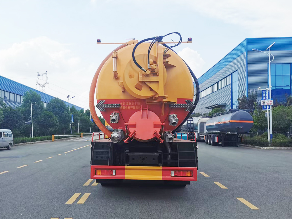 东风天龙33方清洗吸污车