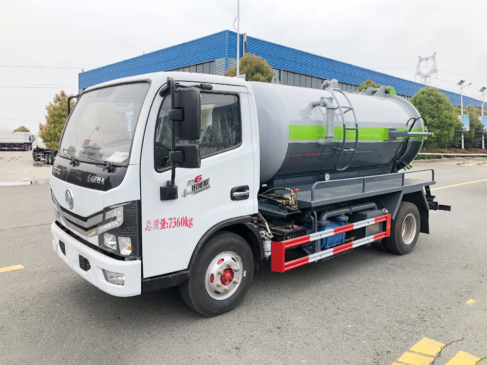 东风小多利卡5方吸污车