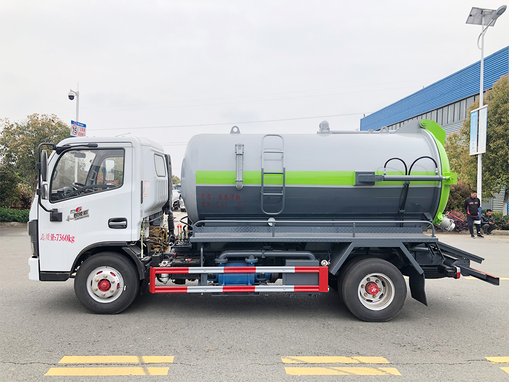 东风小多利卡5方吸污车