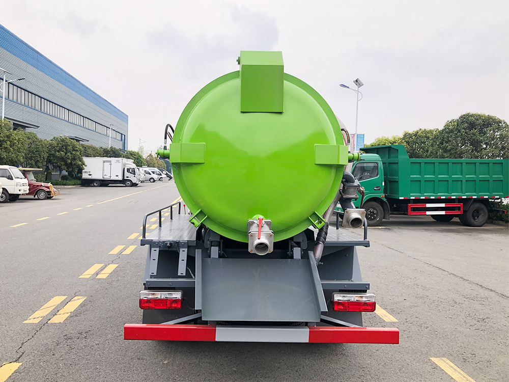 东风小多利卡5方吸污车